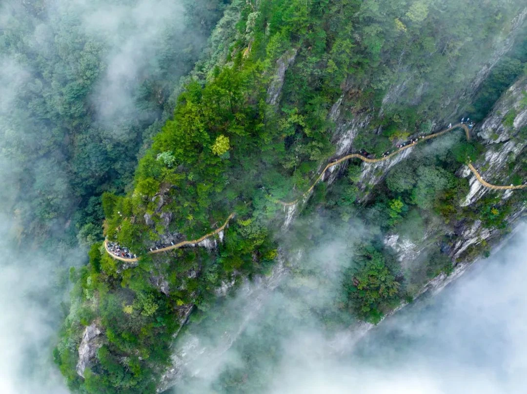 Mingyue Mountain · Qingyun walkway in the clouds